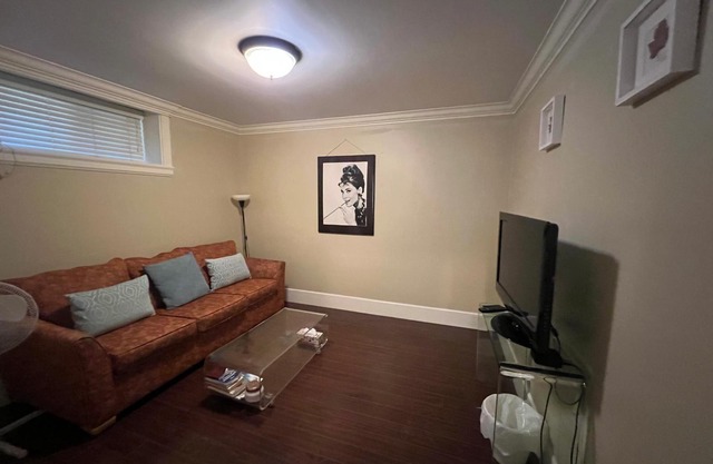 Private Guesthouse Close to Mall & Skytrain