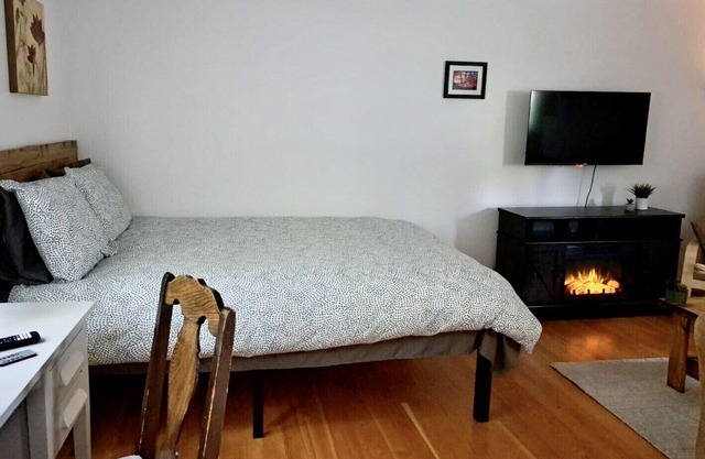 Cozy Guesthouse Close to Ski Hill, Nelson, and Ainsworth!