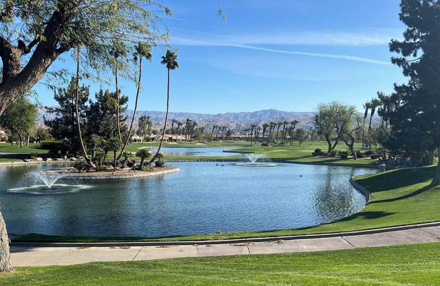 !Cozy guesthouse with queen bed, bathroom, WiFi & AC in charming Palm Desert!