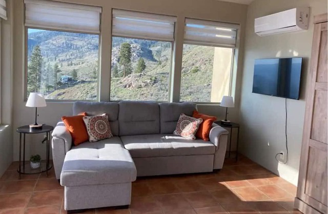 Cozy guesthouse with Osoyoos Lake view!