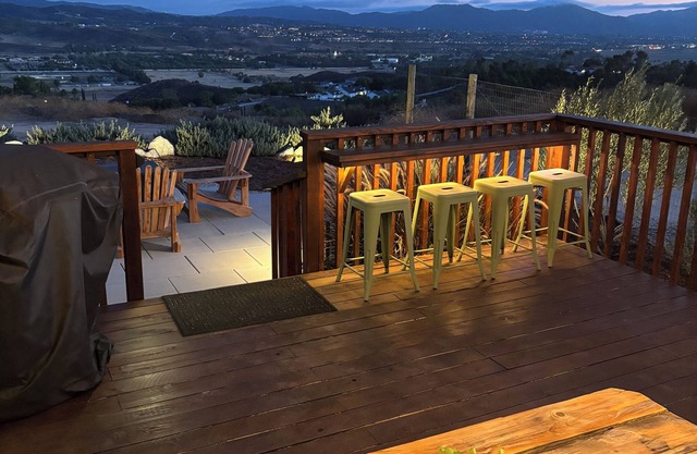 Cozy hideaway with stunning views located in the heart of Temecula Wine Country