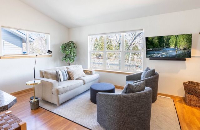 Cozy Hailey Haven: Sun, Ski, Work, & Play at Your Doorstep