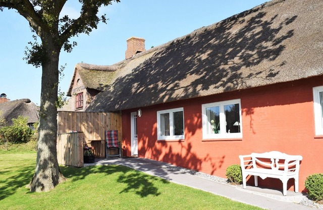 Gemütliche Haushälfte Hanna unter Reet an der Nordsee mit Garten und Terrasse