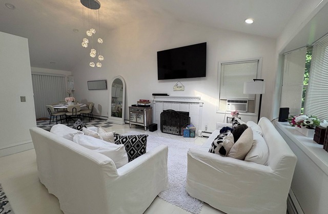 Cozy Hamptons Escape 3BR Minutes From Beach!