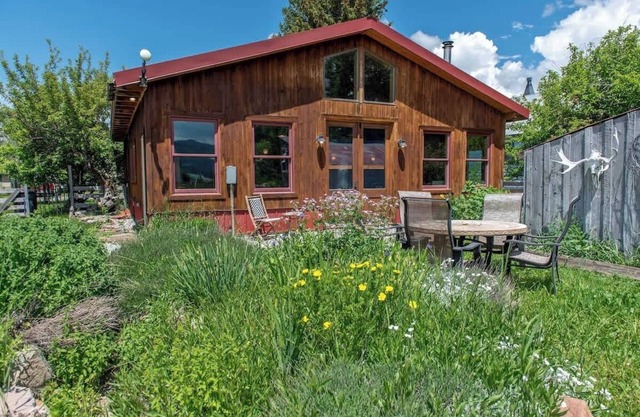 Cozy Handcrafted Cabin in Downtown Victor