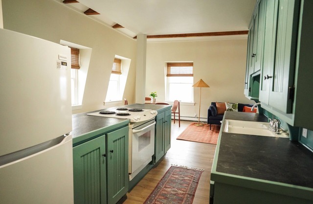 Cozy Harbor View Apartment