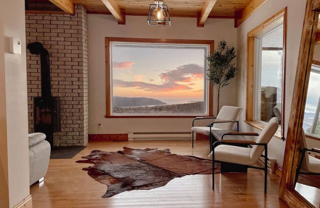 Cozy Haven w/ Spa & Stunning Views