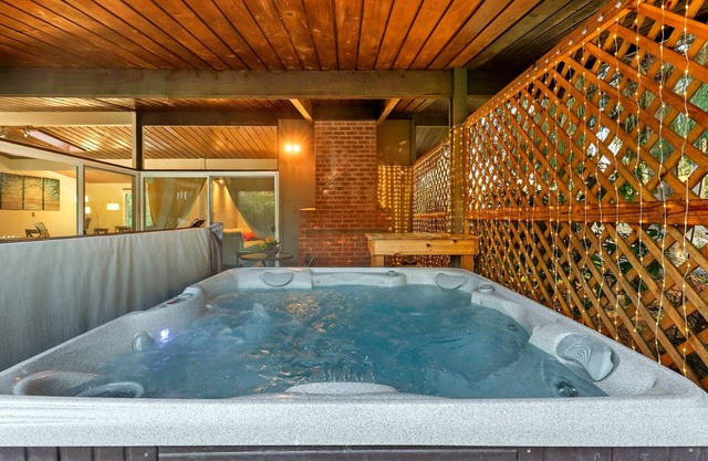 Cozy haven with hot tub & AC near Bangor base and hospital in Silverdale