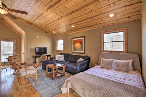 Cozy Hayesville Couples Getaway with Marina Access!