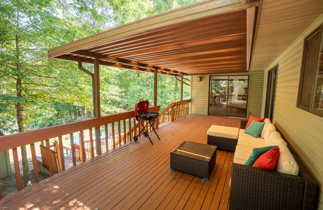 Cozy** Hideaway at Fairfield Bay- enjoy this cozy home with great outdoor space