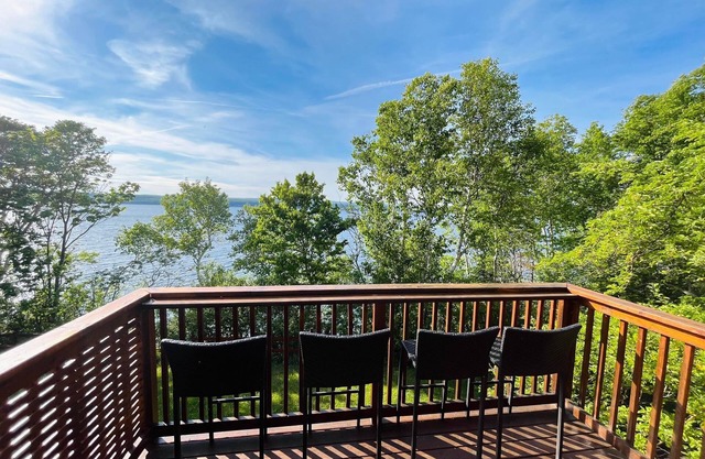 Cozy hideaway on the beautiful Bras d'Or Lakes. Sunset views and your own beach!