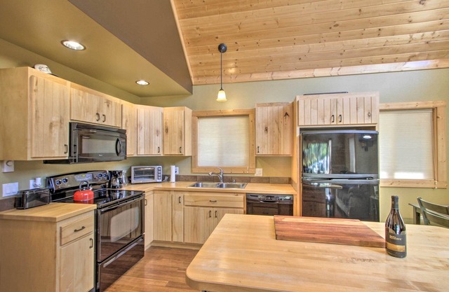 NEW! Hikers Getaway, 5 Mi to Mt Rainier Nat’l Park