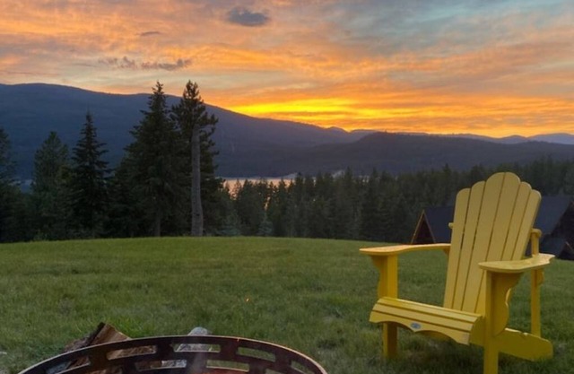 Cozy Hill Top Hideaway loft with Koocanusa lake views and cove