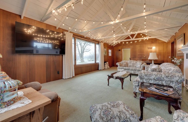 Cozy Hillsdale Home ~ 1 Mi to Baw Beese Lake!