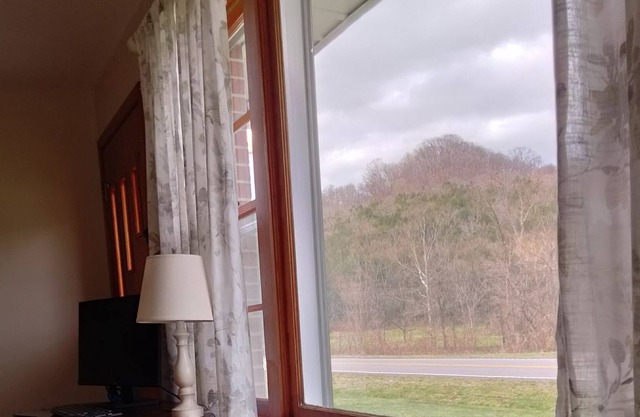 Cozy Hillside House- Adventure out your backdoor!