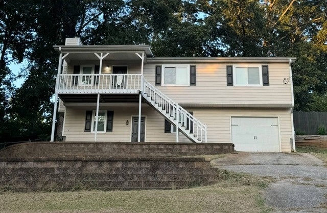 Cozy Hilltop 3-bedroom house in charming Dallas GA.