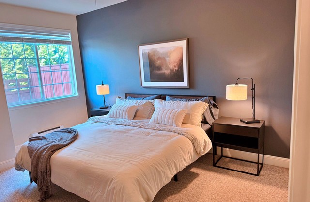 Cozy Hilltop Haven 2BR 2BA! Gated Community, Minutes to HWY, Shopping, & Parks