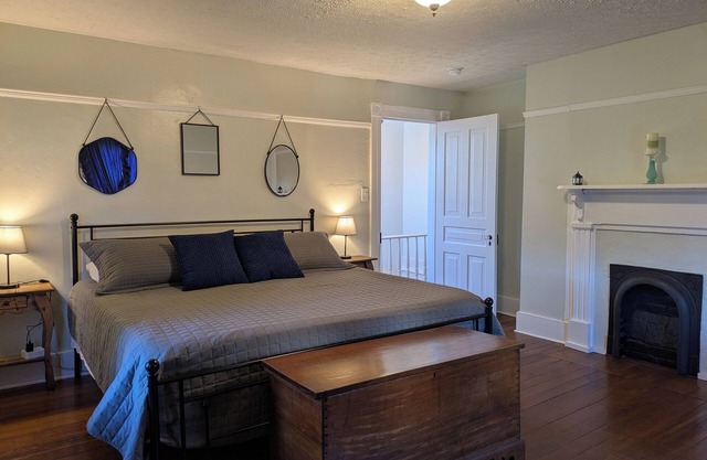 Cozy Historic 2 Bed/2 Bath 1 mile to Downtown in Daniels Hill w/Creek Views