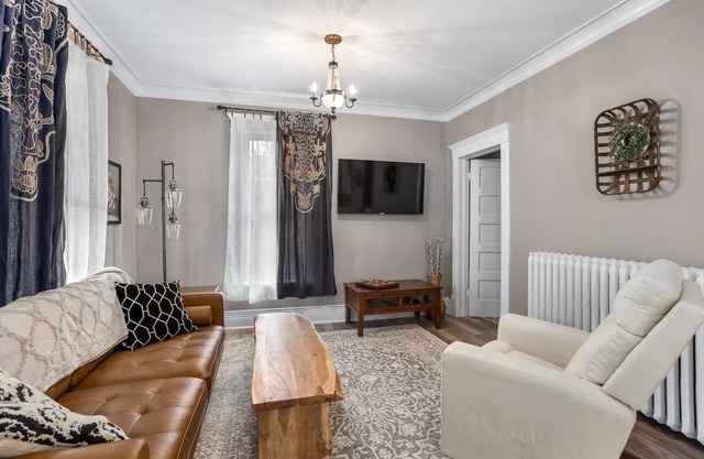♥ Cozy historic 3BR w/ bridge view! Sleeps 7 ♥