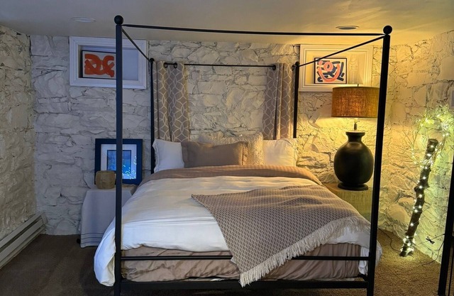 Cozy Historic Avenues Studio Luxurious Sheets 2 min Downtown, 20 min to Resorts.