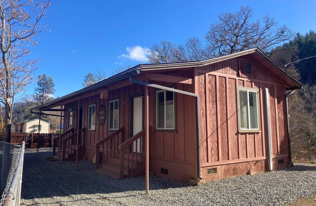 Cozy historic Mining Cabin in Douglas City close to the Trinity River