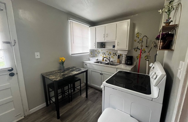 Cozy Historic1-bedroom apartment with full amenities!