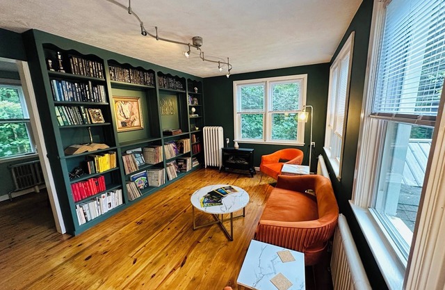 Cozy Historical Riverside Cottage on Salmon River - King and Queen Beds