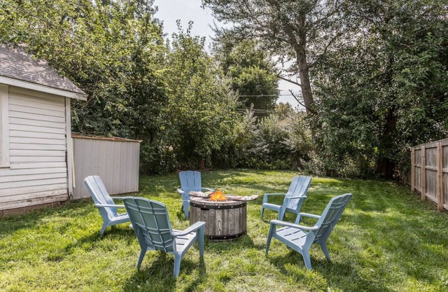 Cozy Hive Retreat | Central | Fenced | 2 Bed