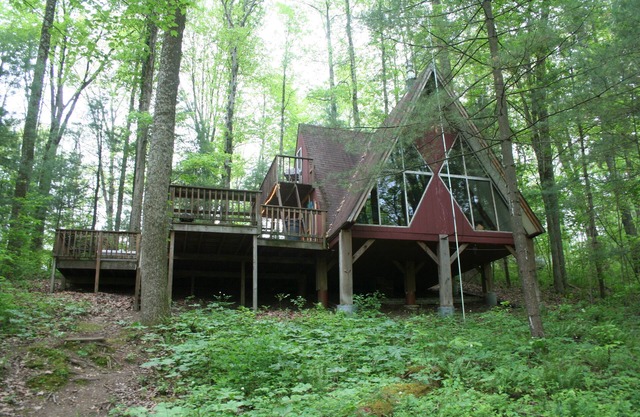Cozy Hocking Hills cottage on a private lake with a hot tub!