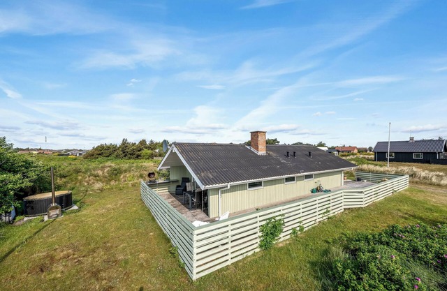 Cozy holiday home with a large enclosed terrace.