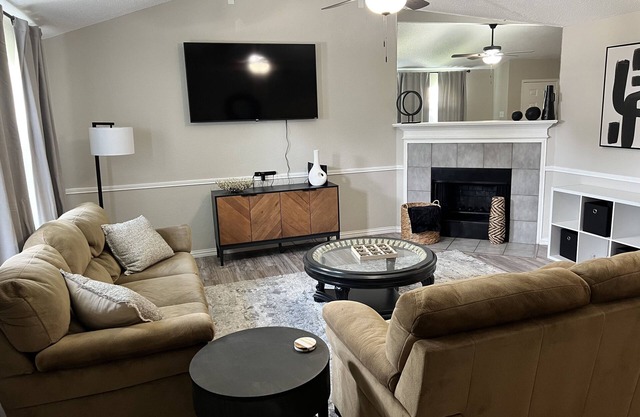 Cozy Hollyberry! With backyard getaway!