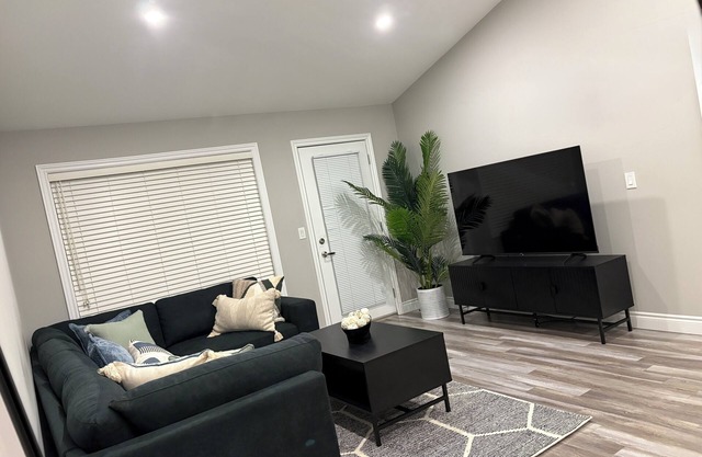Cozy home, 4 mins drive to Windsor airport & 10 mins drive to Detroit border