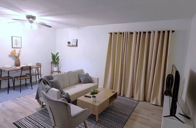Cozy Home Away from Home: Modern Apartment in the Heart of Aggieland