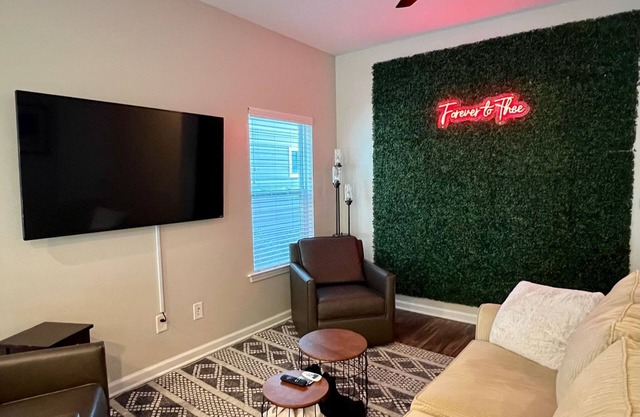 Cozy home blocks from the river front & downtown West Columbia!