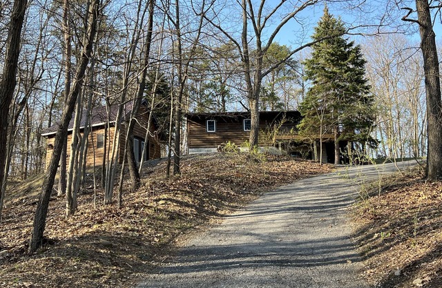 Cozy Home & Cabin near Seven Points at Raystown Lake, Holiday Hills