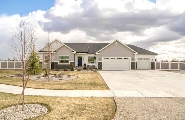 Cozy home centrally located to some of the nations most iconic landscapes.