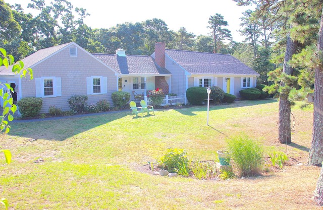 Cozy home close to Dennis beaches **can sleep 8**