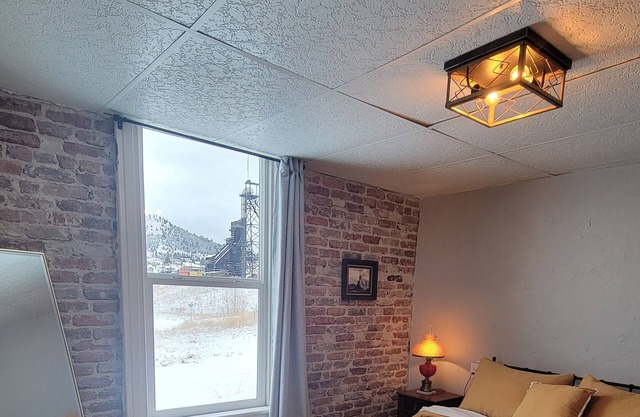 Cozy home close to Hospital and MT Tech in Uptown Butte.