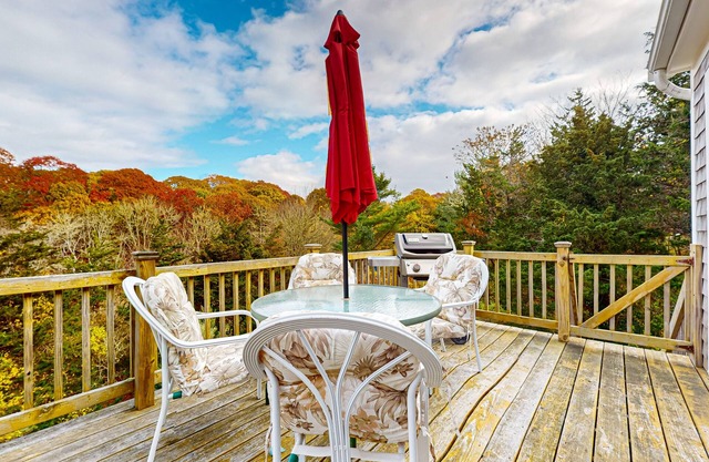 Cozy home close to the beach with deck, porch, W/D, & foosball table