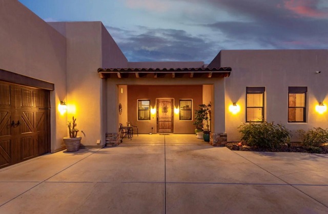 Cozy Home - Enclosed Pool & Horse Stalls