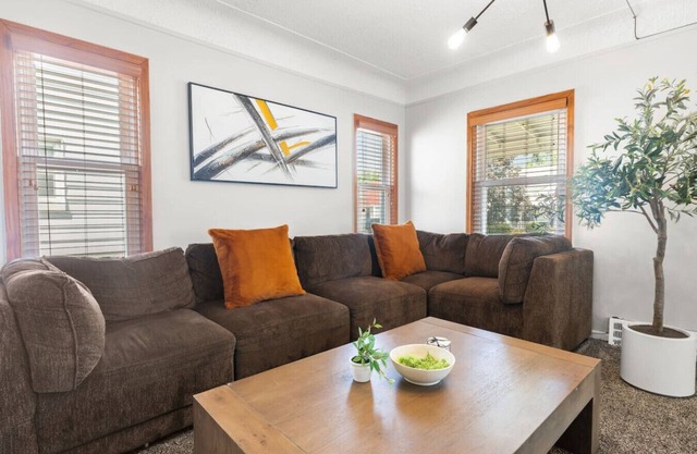Cozy Home Fenced Yard Pets Welcome Great Location
