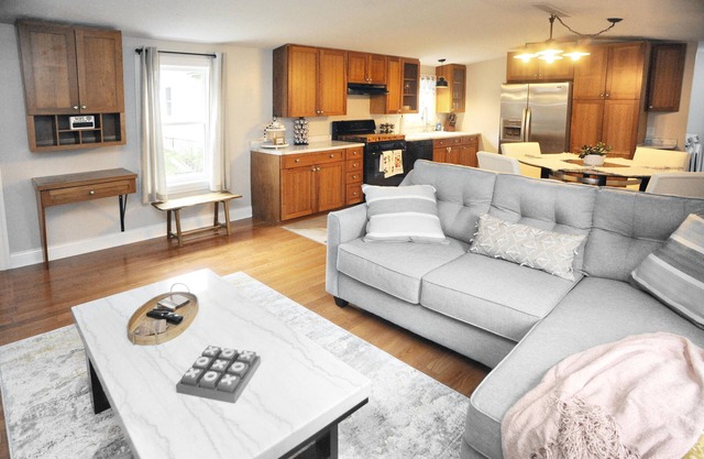 Cozy home for a family to enjoy - only 7 miles away from Indiana Dunes park.