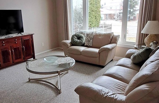 Cozy Home for Vacation or work stays . 5 Bedrooms 3 Bathrooms