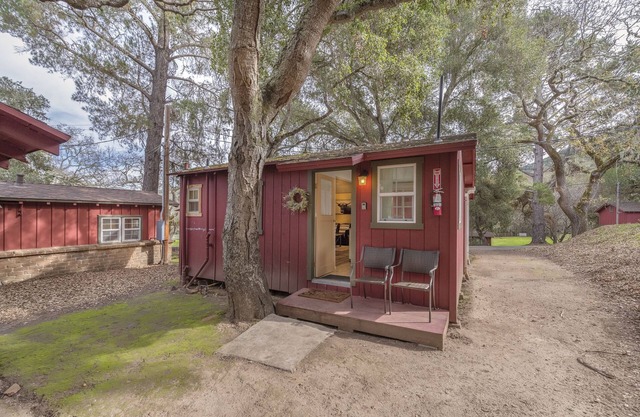 Cozy home, full kitchen for two!