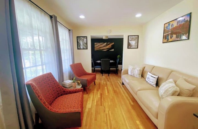 Cozy home in Atlanta. 5 Minutes - Eat and Shop!