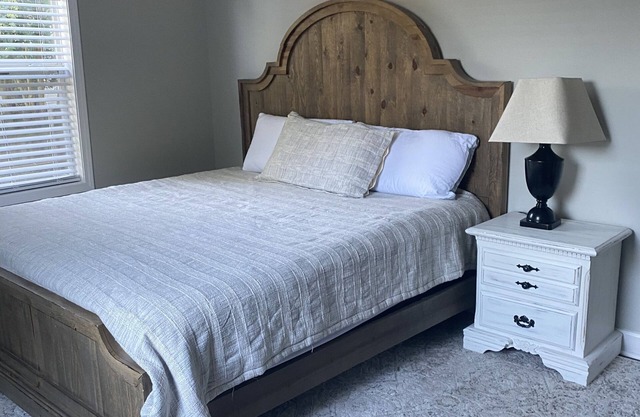 Cozy home in downtown northport 3.4 miles to UA stadium 2.5 to amphitheater