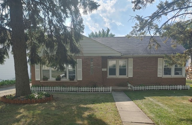 Cozy Home in Historic Hinsdale IL 30 minutes from Downtown Chicago