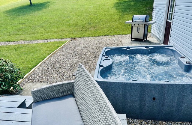 Cozy home in the heart of Hocking Hills * with Hot Tub *