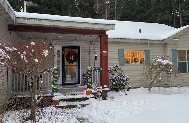 Cozy home in the pines & minutes from Ludington’s pristine Lake Michigan beaches