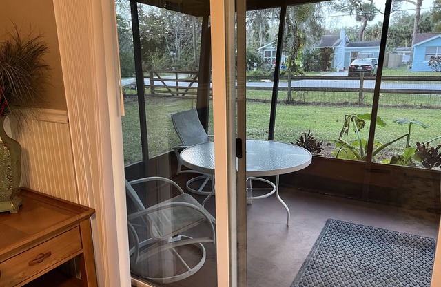 Cozy home in walking distance of a large number of seafood restaurants.